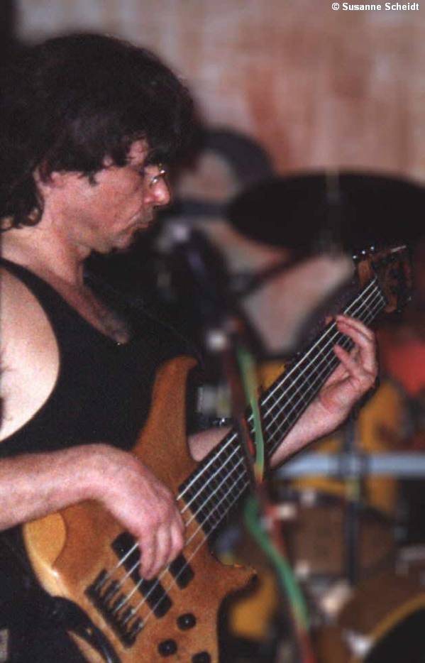 Rolf bearbeitet seinen Bass im BeBop 2001