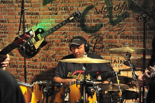 Achim am Schlagzeug - beim Nikolausrock 2011